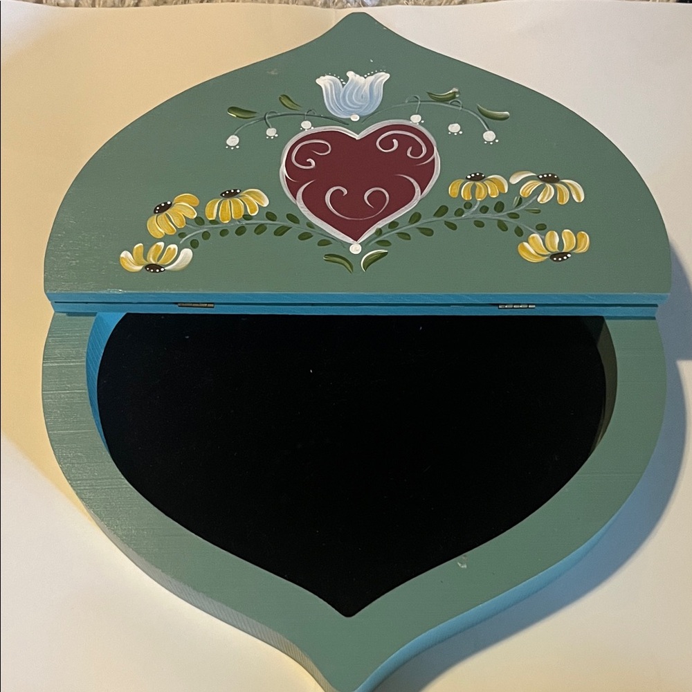 Heart-Shaped Wooden Handpainted Green Floral Velvet-lined Box - Picture 2 of 7
